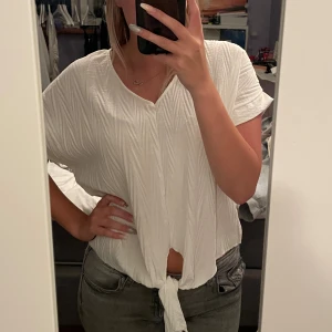 Fin blus - Säljer nu denna fina blusen. Den är lite oversize men väldigt bekväm. Endast använt ett fåtal gånger så den är i väldigt fint skick. Köparen står för frakten💞