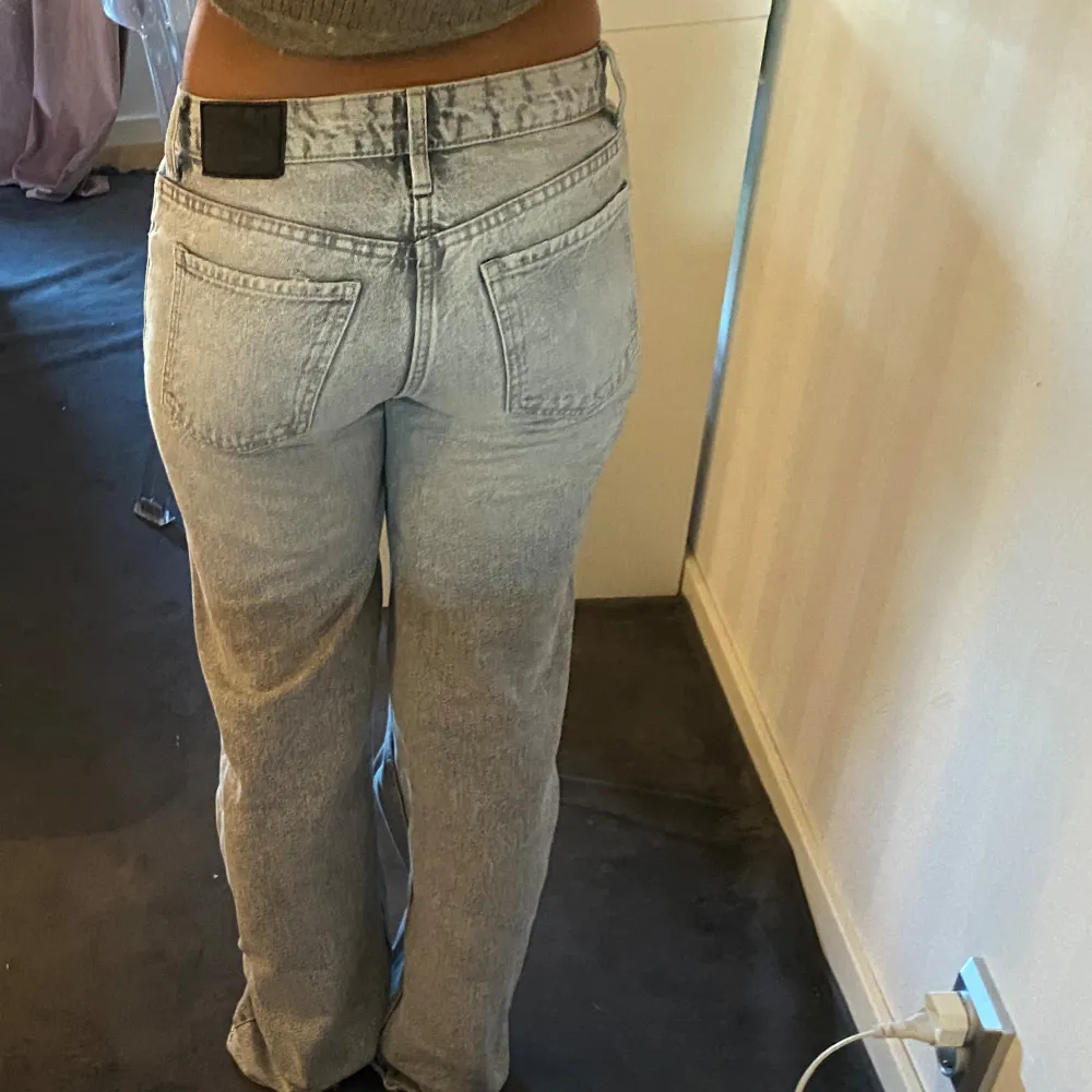 Jeans från bershka, jättebra skick då jag knappt använt dom💕Jag är 156 lång och dom är en bit för långa på mig. Jeans & Byxor.