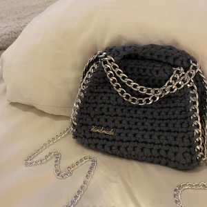 Väska - Egenvirkad Stella McCartney liknande väska, i mörkgrå med silverkedja 🤍 Har även en annan i vitt med silverkedja (märket går att ta bort!)