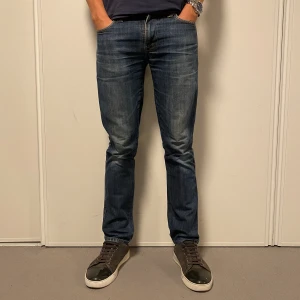 Nudie jeans - Hej! Vi säljer nu dessa otroligt populära och eftertraktade Nudie jeansen i modellen Grim Jim. Toppskick 10/10. Modellen är 185 och väger 70kg. Hör av dig vid frågor!