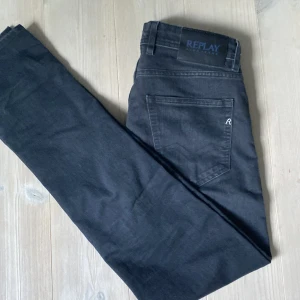 Replay jeans - Säljer dessa replay jeansen i modell Grover som är en slim/straight fit modell. Storlek 30/34. Kontakta mig för frågor eller funderingar!
