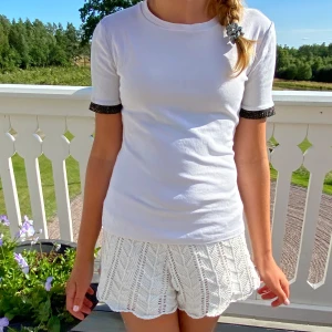 Zara T-shirt  - Säljer denna T-shirten med detaljer på armarna i storlek s ifrån zara. Köpte för 150 kronor och säljer för 55 kronor. Inga defekter. Som ny utan prislapp.Tryck gärna på köp nu knappen om ni vill ha den. Hör av er för fler frågor 🫶🏼