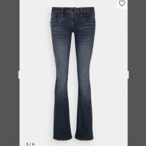 Säljer HELT NYA LTB JEANS VALERIE med LAPPEN KVAR💕💕Lågmidjade Bootcut Jeans! storlek 24,34 alltså passar xs!❤️så snygga och HELT SLUTSÅLDA i Sverige köptes för 950 (Blå/grå färg)