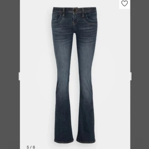 NYA LTB JEANS - Säljer HELT NYA LTB JEANS VALERIE med LAPPEN KVAR💕💕Lågmidjade Bootcut Jeans! storlek 24,34 alltså passar xs!❤️så snygga och HELT SLUTSÅLDA i Sverige köptes för 950 (Blå/grå färg)