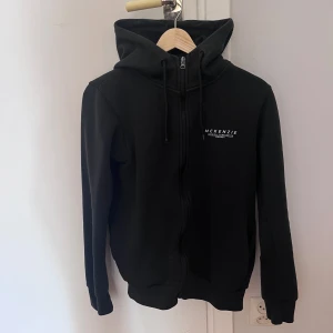 Svart mckenzie kofta - Snygg mckenzie kofta köpt i från JD sport i bra skick!