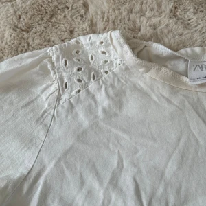 Vit t-shirt från zara - Detaljer på axlarna och puffaxlar