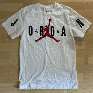 Jordan T-shirt - Använder inte längre och är i mycket fint skick😊