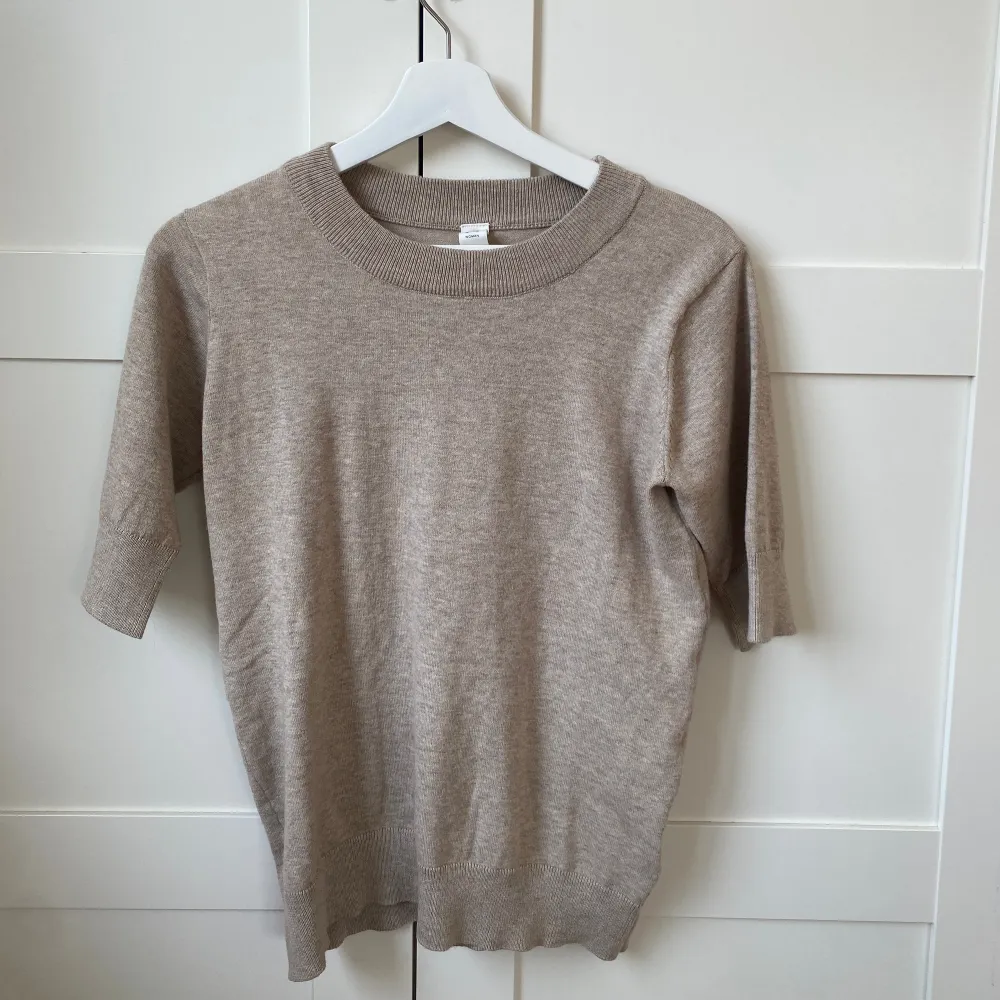 Stickad beige t-shirt från Åhléns, oanvänd💗 Hör av dig vid frågor och om du vill ha fler bilder!!. Stickat.