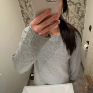 stickad tröja - ljusgrå stickad tröja från vero moda i xs