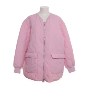 Rosa quiltad jacka från Weekday  - Så fin rosa lite oversize jacka från weekday. Strl M. I jätte fint skick. 