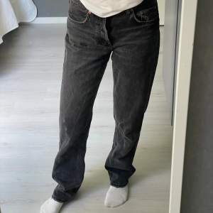 Köpte de och har aldrig tyckt de suttit bra på min kropp. Är superfina zara lågmidjade jeans som jag är otroligt ledsen över att jag inte kan använda. Hoppas verkligen någon får nytta av de. Storlek 36, lågmidjade/normal midja skulle jag säga.