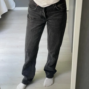 Zara jeans  - Köpte de och har aldrig tyckt de suttit bra på min kropp. Är superfina zara lågmidjade jeans som jag är otroligt ledsen över att jag inte kan använda. Hoppas verkligen någon får nytta av de. Storlek 36, lågmidjade/normal midja skulle jag säga.