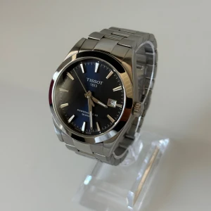 Tissot Gentleman Powermatic 80 - • Modell: Tissot Gentleman Powermatic 80 • Storlek: 40mm • Referens: T1274071104100 • År: 2021 • Skick: Mycket Bra • Medföljer: Fullset