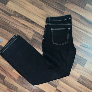 Nelly jeans - Säljer dessa coola jeans med vita synliga sömmar från Nelly🩷 fint skick, dem är lågmidjade 