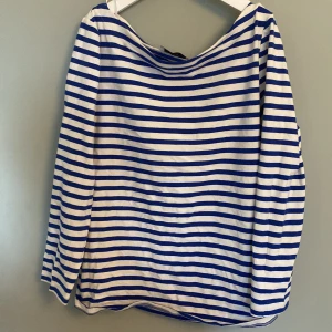 Blå vit randig tröja - Använd en gång bra skick! Bild på skriv till mig! Passar utmärkt på mig är 160 ish o bär oftast xs-s! Priset kan diskuteras!!!!