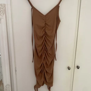 Klänning  - Säljer den på grund av den aldrig kommit åt användning 