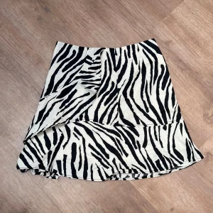Leopard kjol - Säljer min älskade leopard kjol då den har blivit för liten för mig🥲 kjolen är köpt i Tyskland från märket MGN, storlek XS. Kjolen är i bra skick💕