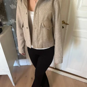 ZARA Kappa - Säljer den här jätte fina kappan från zara. Köpte på Plick för ett tag sedan men har ingen användning för den längre. Den har används sparsamt och har inga defekter (lite knopprig). Passar perfekt till hösten! (Inte mina bilder) ❤️