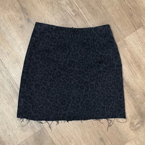 Leopard kjol💕 - Super fin Leopard kjol från BikBok i storlek 34. Säljs då den tyvärr blivit för liten för mig.💕