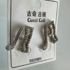 Örhängen  - En vacker klassisk serie som skiner och glittrar✨ . Du bär dessa fina örhängen både till vardag och fest och är också en fin och uppskattad present