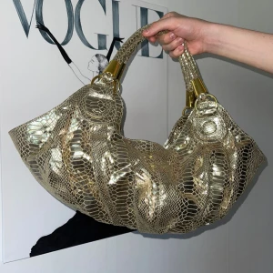 Guldig väska  - Guldig väska från märket Fuchsia. Väldigt snygg. I god skick. För bara 290kr🌸