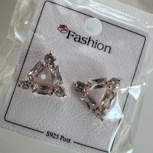 Örhängen  -  Ett par örhängen är perfekt att unna sig själv eller att ge bort i present Örhängen är lätta att matcha för varje tillfälle – ett par för varje dag och sinnesstämning. Låt dem gnistra 💖 och tävla med dina ögon om uppmärksamheten