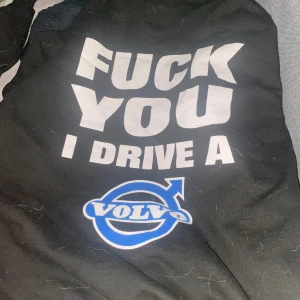 Hoodie - Den är helt nyinköpt bara provat den och den var för liten för mig så den har inga skråmor någon stans.