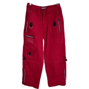 Byxor - Coola byxor med många fickor! Dragkedja vid knäna så dom blir till shorts