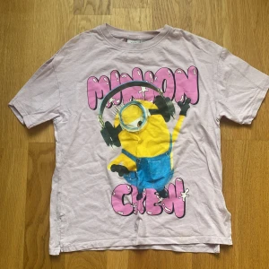 T-shirt med minioner - Har växt ur min t-shirt med minioner. Inköpt på Zara.