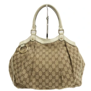 Gucci väska - Vintage Gucci-väska! Med en klassisk och tidlös design passar den till alla tillfällen. Den beige färgen gör den lätt att kombinera med vilken outfit som helst. Perfekt passform för dina dagliga nödvändigheter.