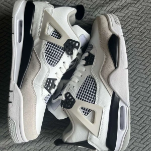 Jordan 4 Military Black Storlek 45 - Hej!, Säljer mina helt nya Jordan 4, dom är oanvända. Pris går diskutera vid snabbaffär. 