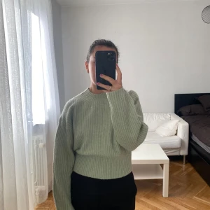 Weekday stickad tröja - Storlek: XS Skick: Knappt använd, fint skick!