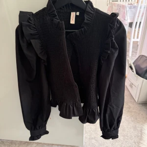 Svart blus - Säljer en väldigt fin blus från only. Men den ör tyvärr lite liten för mig. Jag gillar den så mycket och så fin och kan användas lite finare tillfällen men också en skoldag. Priset kan diskuteras och skriver för fler bilder. Väldigt finr skick!😌