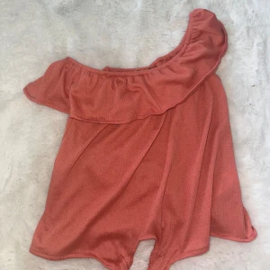 Coral färgad topp - Coral färgad one shuolder top, mycket bra skick. står storlek 146 i men är mer som en xs/s (!!obs går även att knyta remsorna som hänger ner!!)