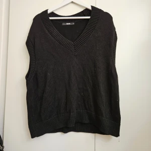 Svart stickad väst från bikbok - Säljer denna svarta stickade väst från bikbok. Som ny, endast använd 1 gång!🫶🏼