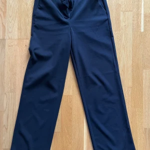 Kostymbyxa med elastan  - Anv ca 3 gånger  Rak modell 