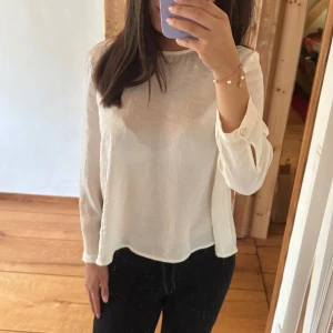 blus  - säljer nu denna fina vita blus från monki! perfekt inför hösten! 