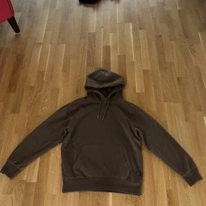 Hoodie - Skön brun Hoodie från Jack & Jones. Bra skick, inte trasigt på något ställe. Storlek M och kostar 150 kr. Är det några frågor är det bara att skriva.