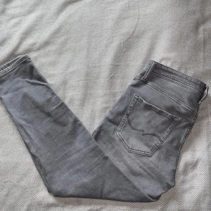 Jack and Jones Jeans | Grå - Tja, säljer dessa snygga jeans från Jack & Jones. Plagget har inga defekter och sitter perfekt. Den är liten i storleken så 30-31 borde sitta bra. Tveka ej kontakta vid frågor eller funderingar🔥🔥