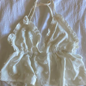 Linne - Jättefin sommarlinne/topp som är i gott skick. Öppen rygg. Har använts 2 gånger och är ej sethrough 