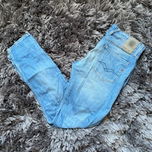 Replay anbass  - Hej! Säljer nu dessa Replay anbass👖 Jeansen är i storlek w30 L 32📏 Priset är ej hugget i sten!💸 Om du vill ha liknade i olika storlekar kan du gärna kolla in våra andra annonser Jeansen tvättas såklart innan den skickas!☀️💦🧺🫧