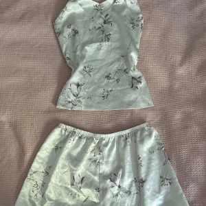 M Pjamas i satin material   - Gullig pjamas med blommönster. Skönt material att sova i 👏