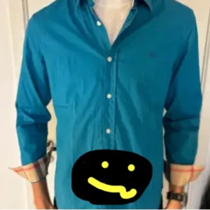 Burberry skjorta - Riktigt snygg och trendig skjorta från burberry. Storlek M. Fraktas samma dag. 9/10 skick har använt 1 gång inga defekter