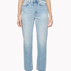 Mece Jeans från Acne Studios - Färg: light blue, Waist 24 length 30 (helt slutsålda på hemsidan). Använda två gånger, nyskick! Nypris 3 700kr. Kontakta mig vid intresse av fler bilder! Priset är diskuterbart 
