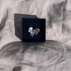 Lovisa ring rostfri  - 45kr/st, i 304 Stainless steel,  finns flera i lager😊 kolla gärna in min instragram där jag främst sköter försäljningen 🤍 fler liknande smycken hittar ni på min sida 🥰