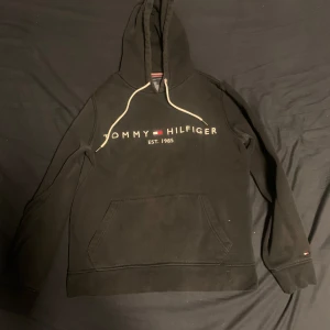 En Svart, Grå och vit Tommy hilfiger  - Knappt använda  Skriv till mig vad ni kan ge för pris för alla eller bara en tröja