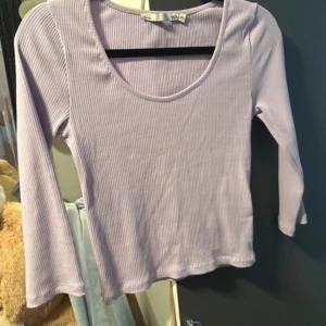 Lila topp - Passar både M och L! Trekvarts arm, normal i storleken! Oanvänd. Skriv om du behöver fler bilder☺️