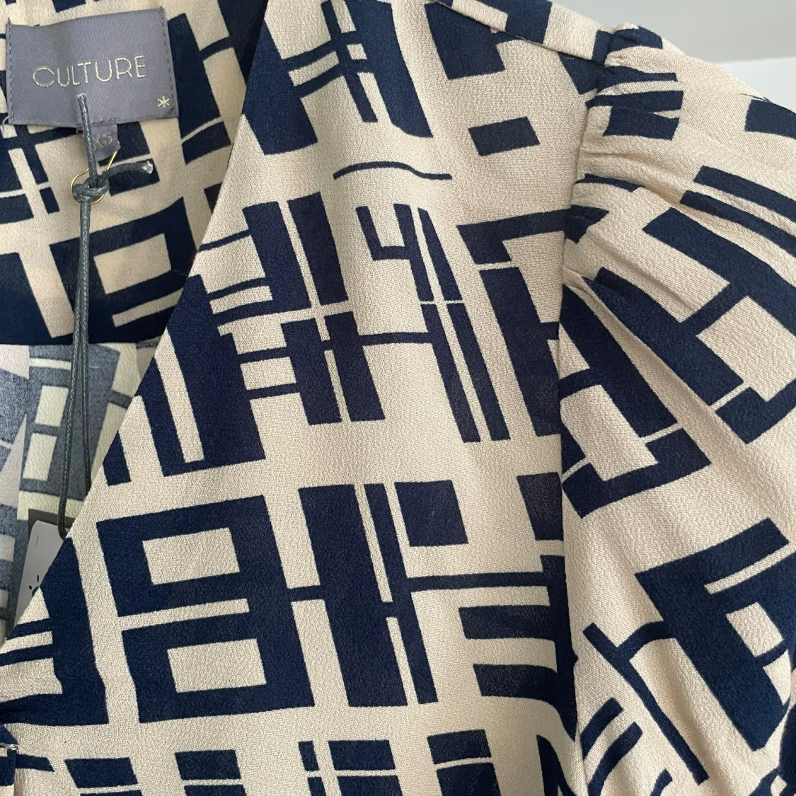 Blus Ny med prislappen kvar  - 90