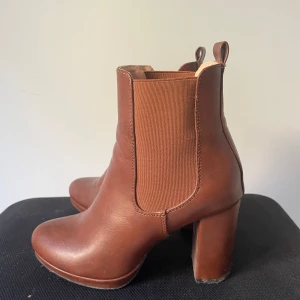 Bruna klackskor - Snygga bruna högklackade boots från Anna Field! Bara använda några få gånger, så väldigt bra skick. 