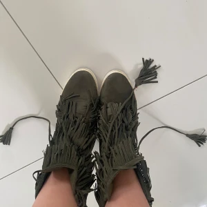 Fransskor/ kilklack - ❤️Intressekoll på mina fina fransskor i khaki färg med kilklack. De är strl 40. De är använda men inte trasiga nånstans, sååå fin färg men tyvärr lite stora:( Köpta på plick för 470kr, använda 1 gång av mig